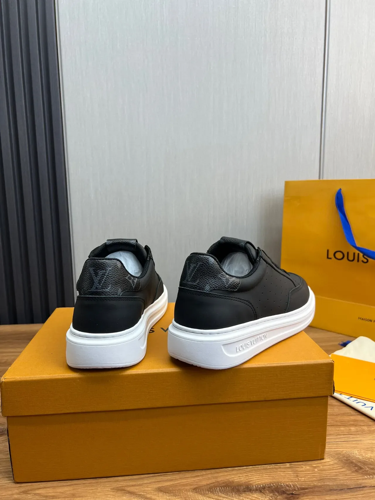 Louis Vuitton LV Trainer Preto Branco Couro Perfurado Parte Superior Contraste Sola Plataforma Lifestyle Sneakers 2