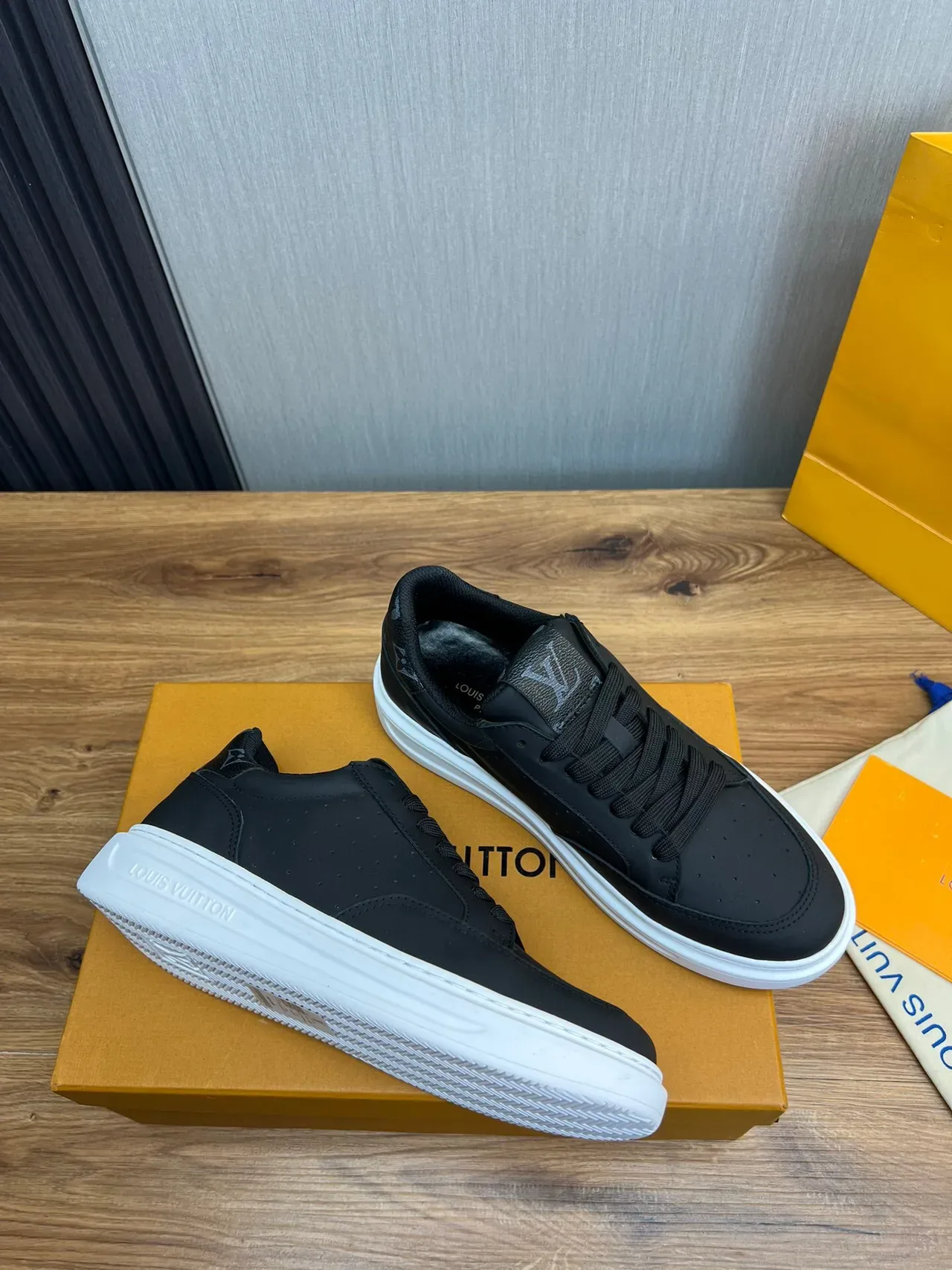 Louis Vuitton LV Trainer Preto Branco Couro Perfurado Parte Superior Contraste Sola Plataforma Lifestyle Sneakers 3