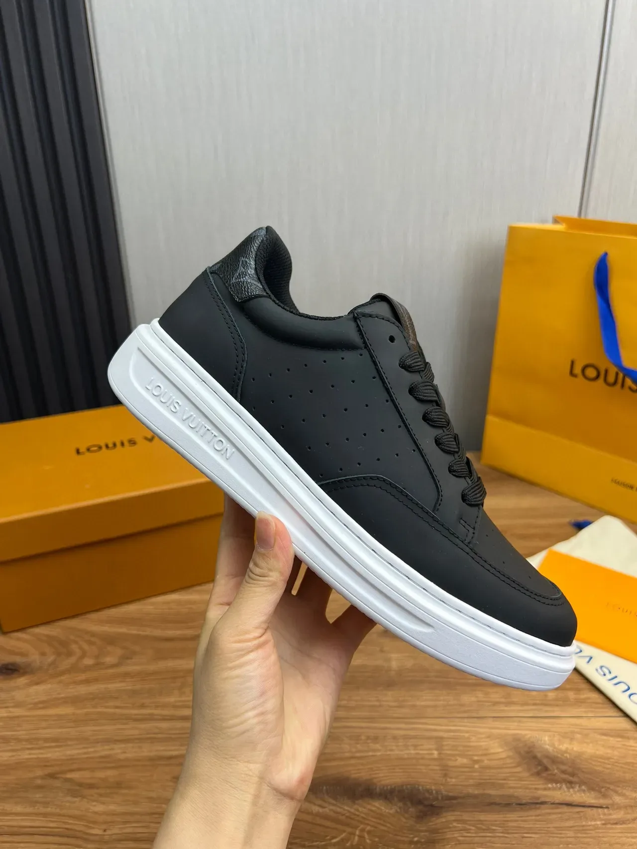 Louis Vuitton LV Trainer Preto Branco Couro Perfurado Parte Superior Contraste Sola Plataforma Lifestyle Sneakers 4