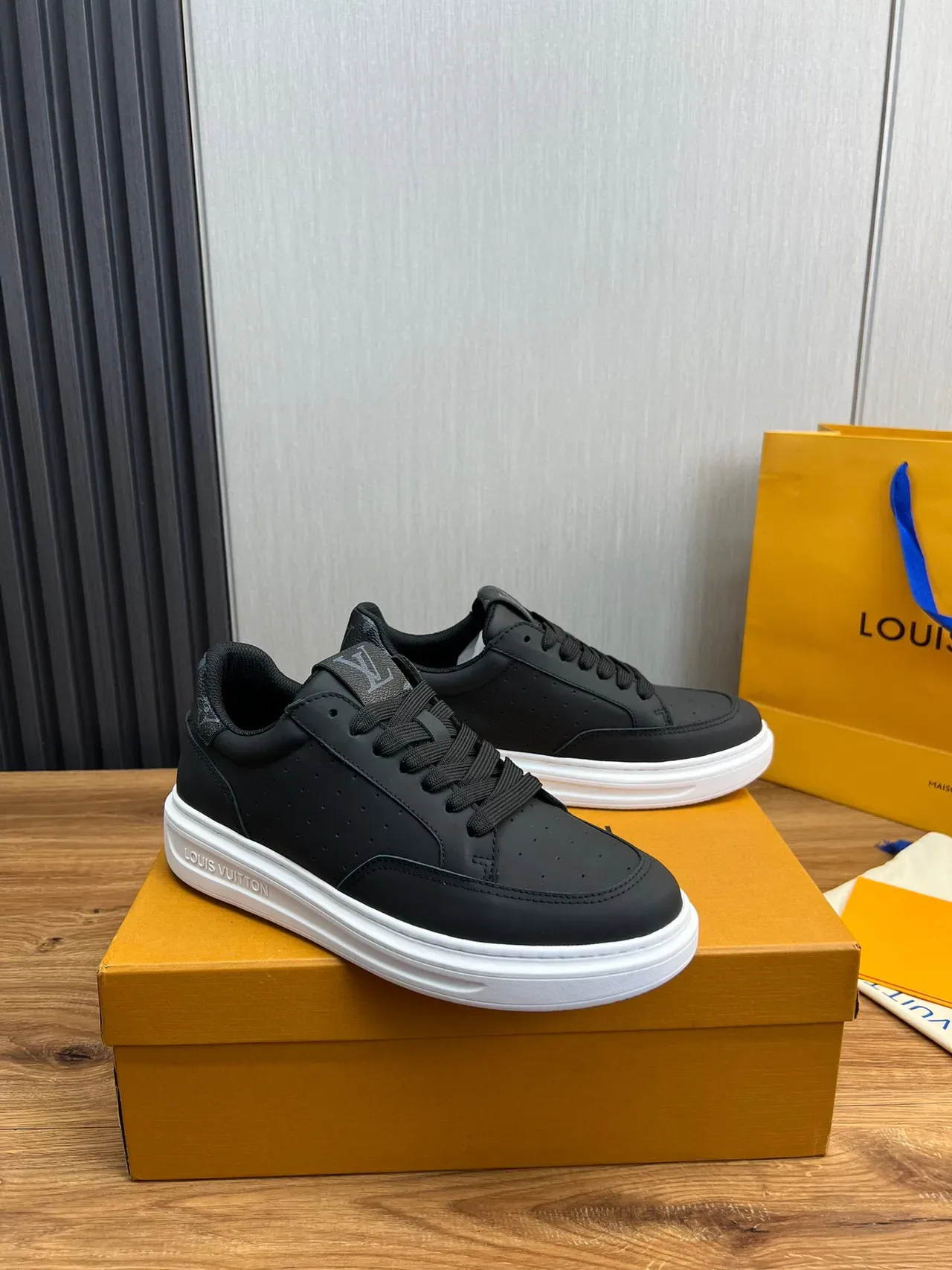 Louis Vuitton LV Trainer Preto Branco Couro Perfurado Parte Superior Contraste Sola Plataforma Lifestyle Sneakers 8