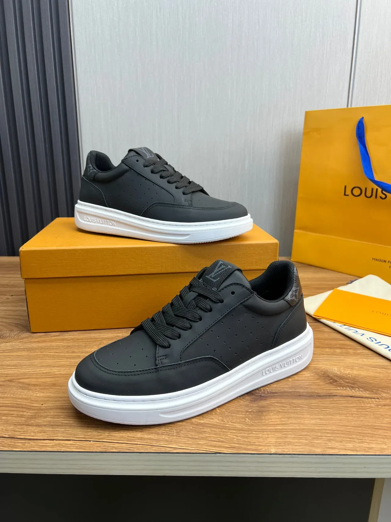 Louis Vuitton LV Trainer Preto Branco Couro Perfurado Parte Superior Contraste Sola Plataforma Lifestyle Sneakers 9