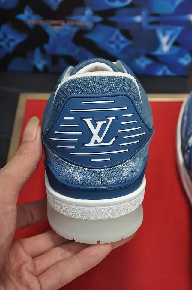 Louis Vuitton LV Trainer Sneakers Bleues Blanches Denim Monogram Upper Chunky Midsole Lifestyle Sneakers 2