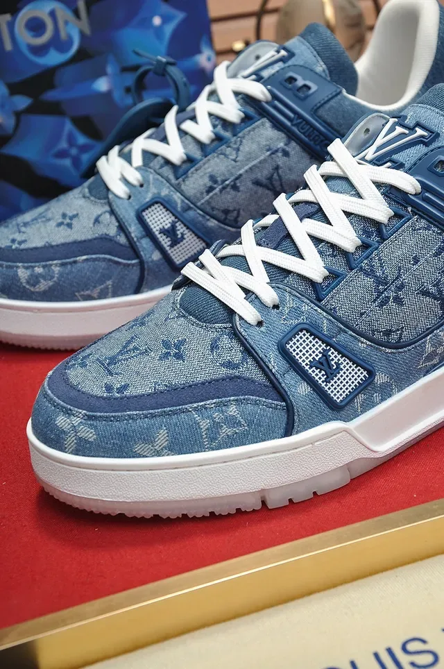 Louis Vuitton LV Trainer Sneakers Bleues Blanches Denim Monogram Upper Chunky Midsole Lifestyle Sneakers 3