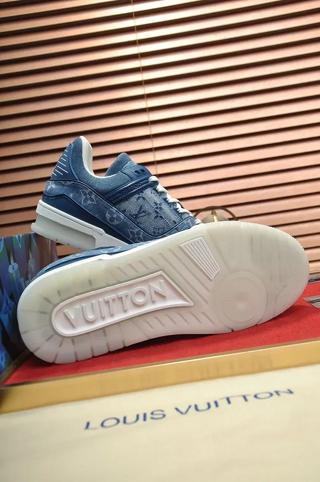 Louis Vuitton LV Trainer Sneakers Bleues Blanches Denim Monogram Upper Chunky Midsole Lifestyle Sneakers 4