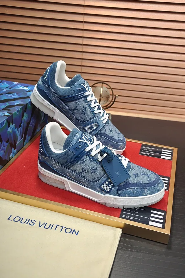 Louis Vuitton LV Trainer Sneakers Bleues Blanches Denim Monogram Upper Chunky Midsole Lifestyle Sneakers 5