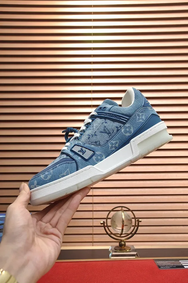 Louis Vuitton LV Trainer Sneakers Bleues Blanches Denim Monogram Upper Chunky Midsole Lifestyle Sneakers 6