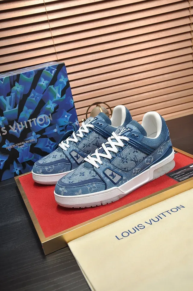 Louis Vuitton LV Trainer Sneakers Bleues Blanches Denim Monogram Upper Chunky Midsole Lifestyle Sneakers 7