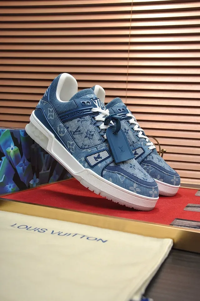 Louis Vuitton LV Trainer Sneakers Bleues Blanches Denim Monogram Upper Chunky Midsole Lifestyle Sneakers 8