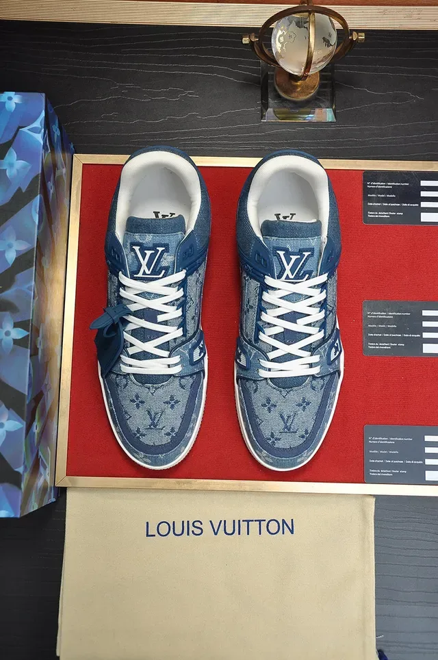Louis Vuitton LV Trainer Sneakers Bleues Blanches Denim Monogram Upper Chunky Midsole Lifestyle Sneakers 9