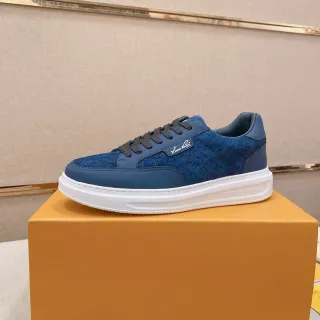 Louis Vuitton LV Trainer Azul Blanco Monogramado Ante y Cuero Superior Logo Cursivo Parche Estilo de Vida Zapatillas