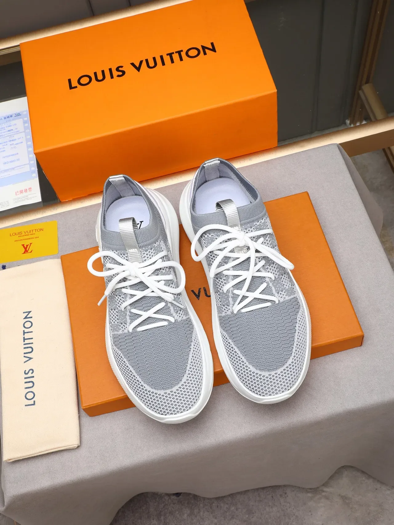 Louis Vuitton LV Trainer Cinza Branco Malha Superior Embossado Monograma Sola Tênis Lifestyle 2