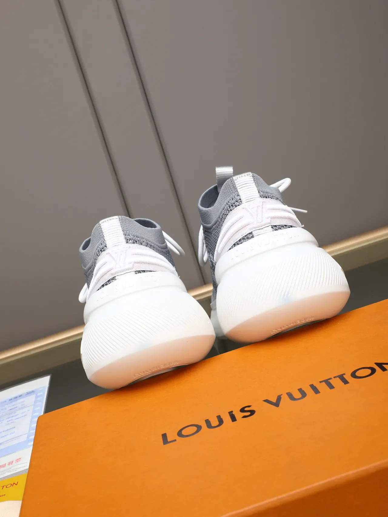 Louis Vuitton LV Trainer Cinza Branco Malha Superior Embossado Monograma Sola Tênis Lifestyle 3