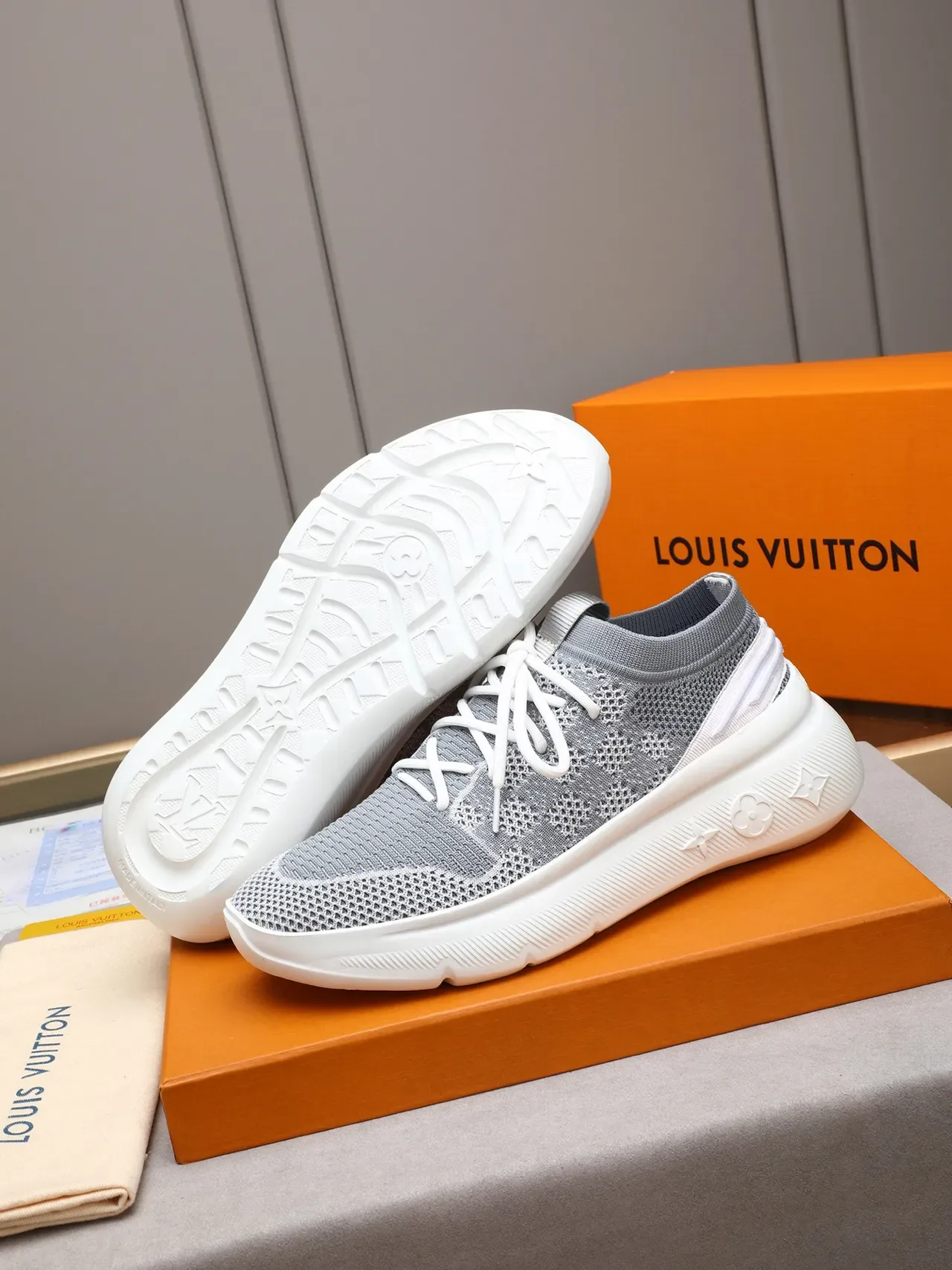 Louis Vuitton LV Trainer Cinza Branco Malha Superior Embossado Monograma Sola Tênis Lifestyle 4