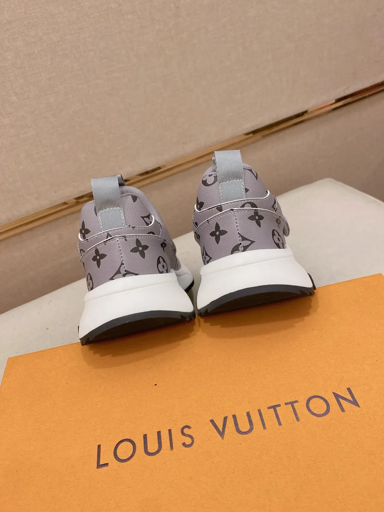 لويس فيتون LV Trainer رمادي أبيض Slip-On Monogram Canvas Lifestyle Sneakers 3