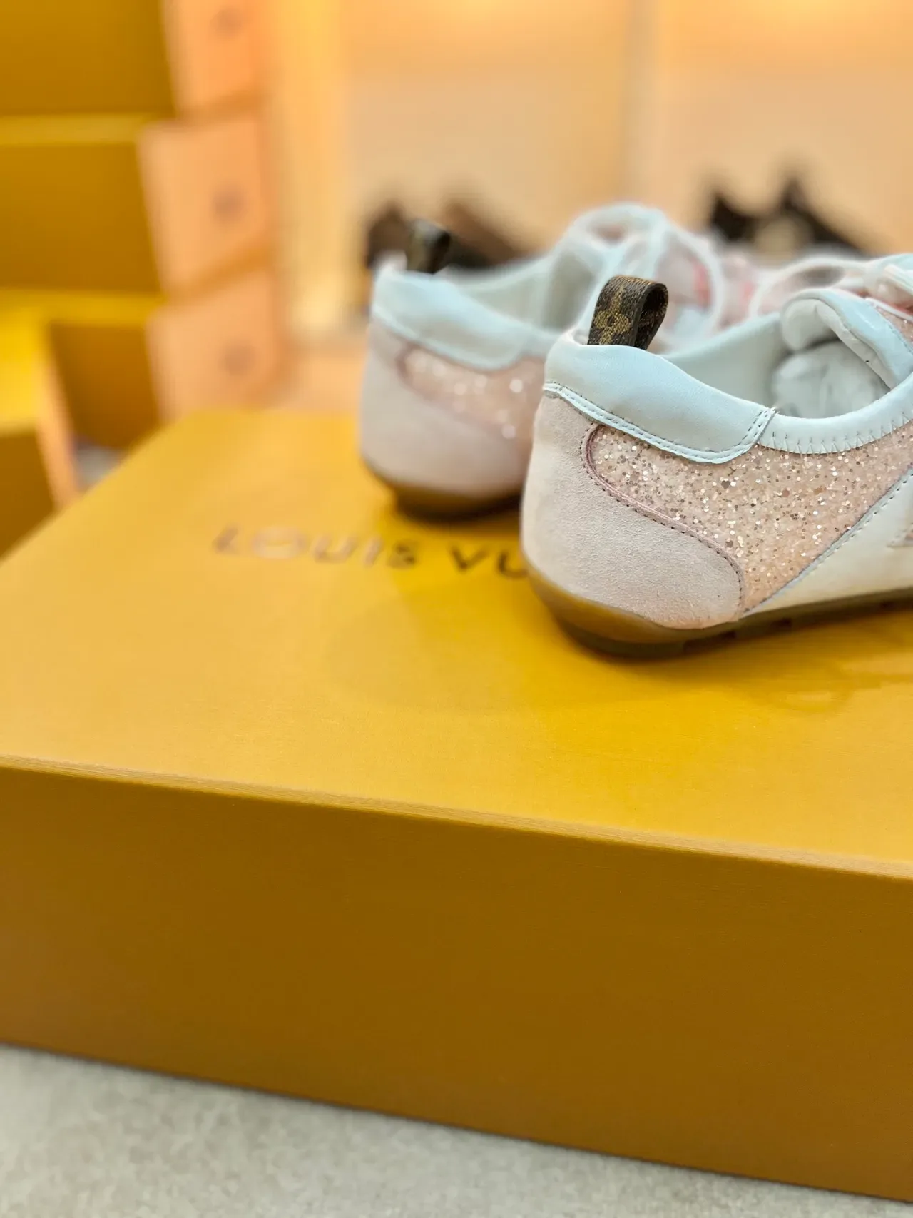 Louis Vuitton LV Trainer গোলাপি সাদা চকচকে সুয়েড এবং চামড়ার প্যানেল লাইফস্টাইল স্নিকার 2