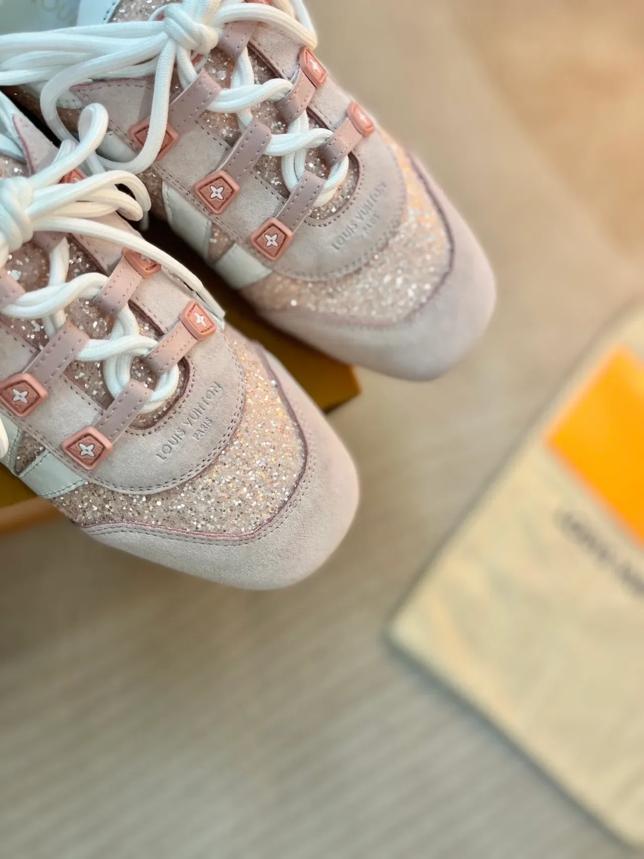 Louis Vuitton LV Trainer গোলাপি সাদা চকচকে সুয়েড এবং চামড়ার প্যানেল লাইফস্টাইল স্নিকার 3