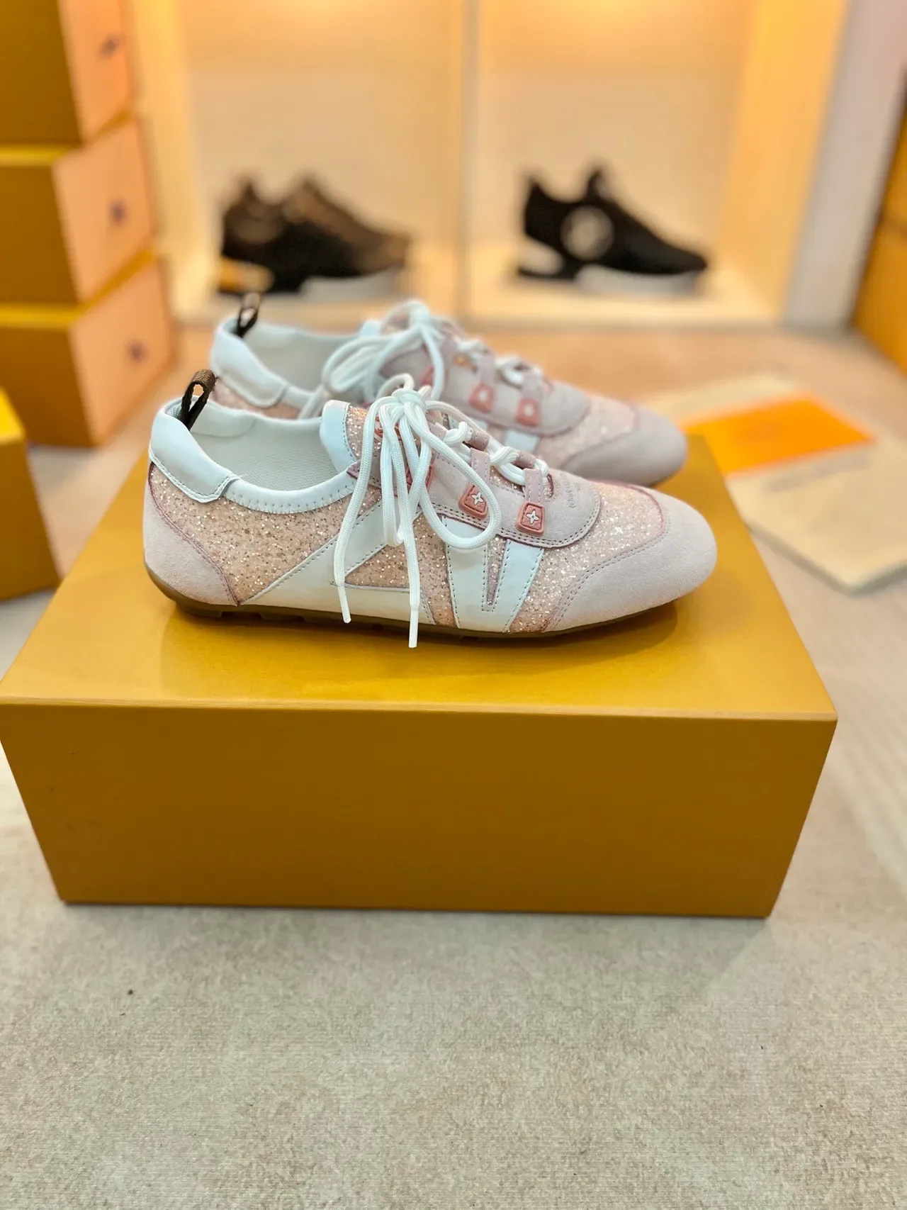 Louis Vuitton LV Trainer গোলাপি সাদা চকচকে সুয়েড এবং চামড়ার প্যানেল লাইফস্টাইল স্নিকার 4