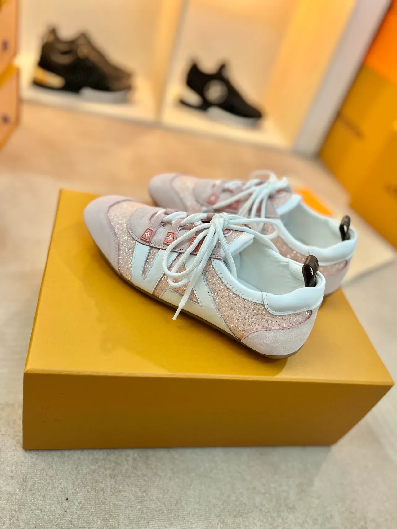 Louis Vuitton LV Trainer গোলাপি সাদা চকচকে সুয়েড এবং চামড়ার প্যানেল লাইফস্টাইল স্নিকার 5