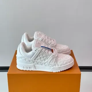 লুইস ভিটন LV Trainer সাদা ও নীল মোনোগ্রাম-এম্বসড চামড়া স্ট্রাকচার্ড লেয়ার্ড মিডসোল লাইফস্টাইল স্নিকার