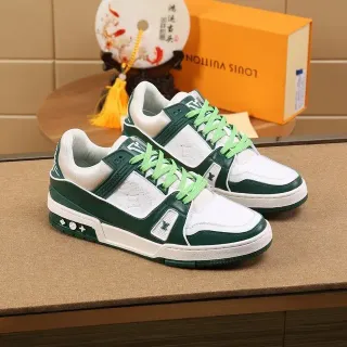 Louis Vuitton LV Trainer White Green Construcción de cuero en capas Paneles con estampación de monograma Zapatillas lifestyle