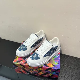 Louis Vuitton LV Trainer Blanco Marino Impresión de monograma Paneles laterales Base de cuero Sneakers lifestyle