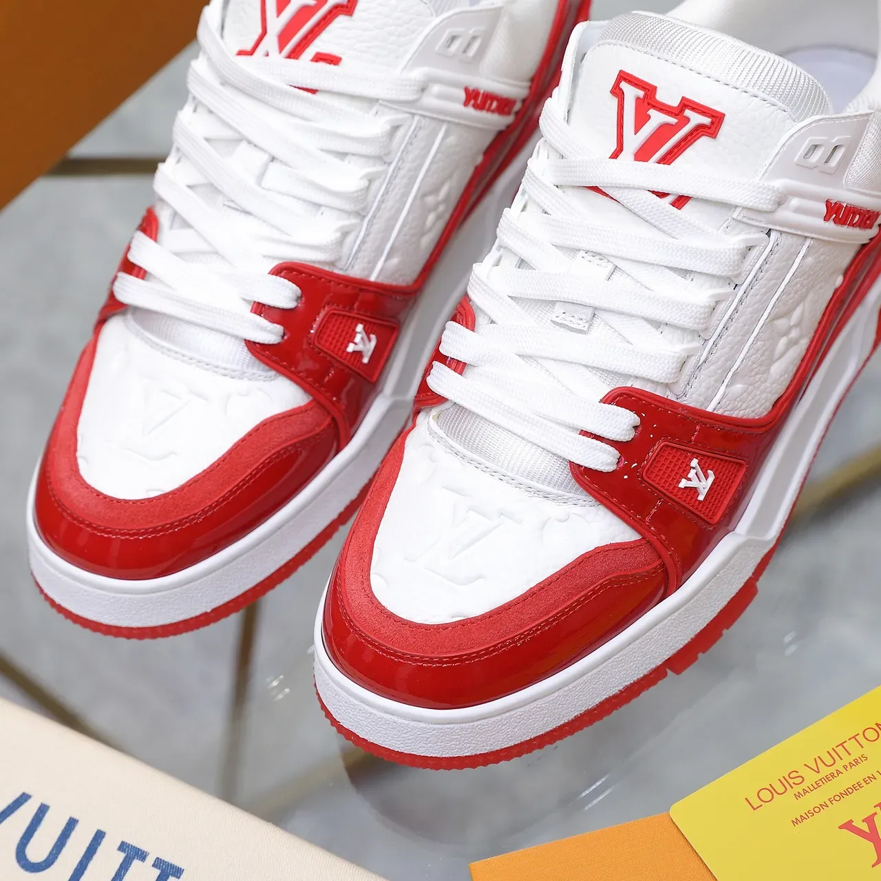 Louis Vuitton LV Trainer Blancs et Rouges Chaussures Lifestyle Couches Patentées Et Cuir Embossé Texturisé Monogramme Supérieur 2