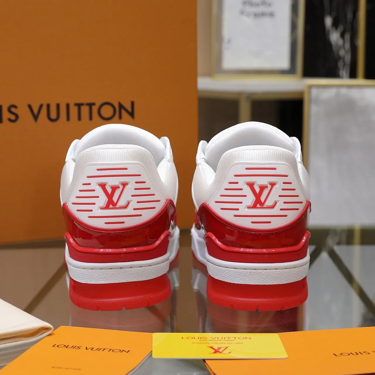 Louis Vuitton LV Trainer Blancs et Rouges Chaussures Lifestyle Couches Patentées Et Cuir Embossé Texturisé Monogramme Supérieur 4