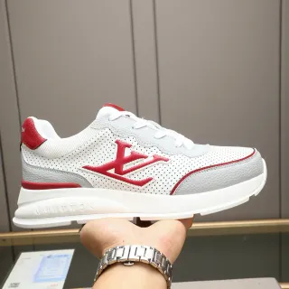 لويس فيتون LV Trainer أبيض أحمر جلد مثقوب علوي تطبيق Monogram Appliqué حذاء رياضي chunky