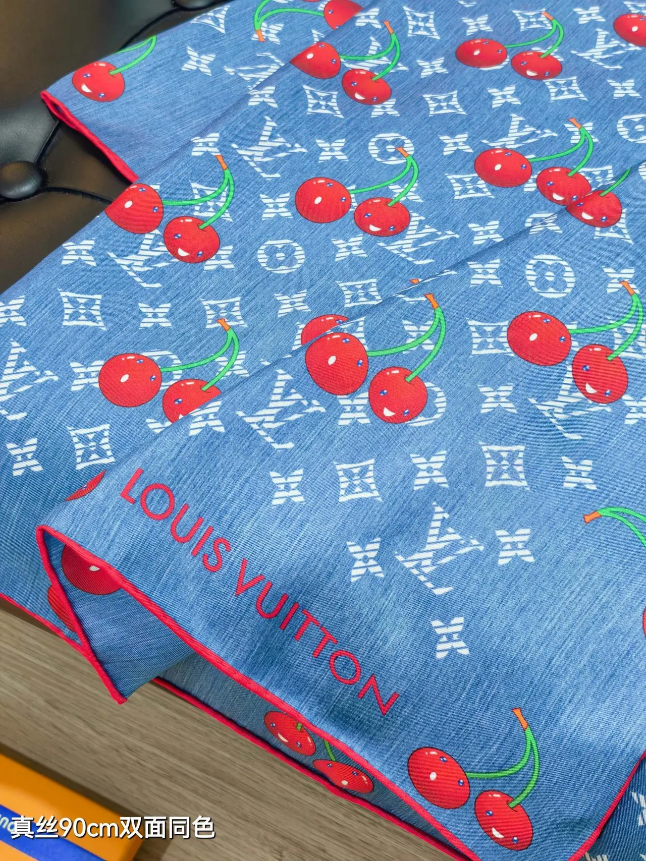 Louis Vuitton LV x TM Denim Cerise 90 Écharpe en soie 4