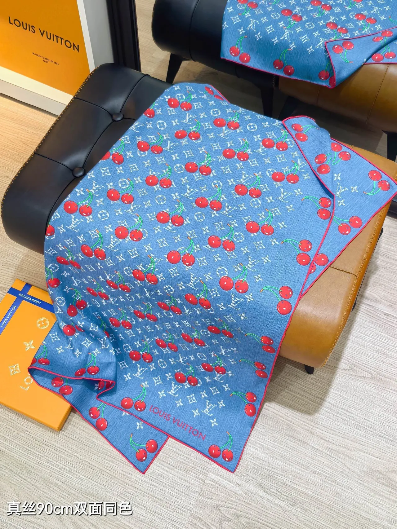 Louis Vuitton LV x TM Denim Cerise 90 Écharpe en soie 5