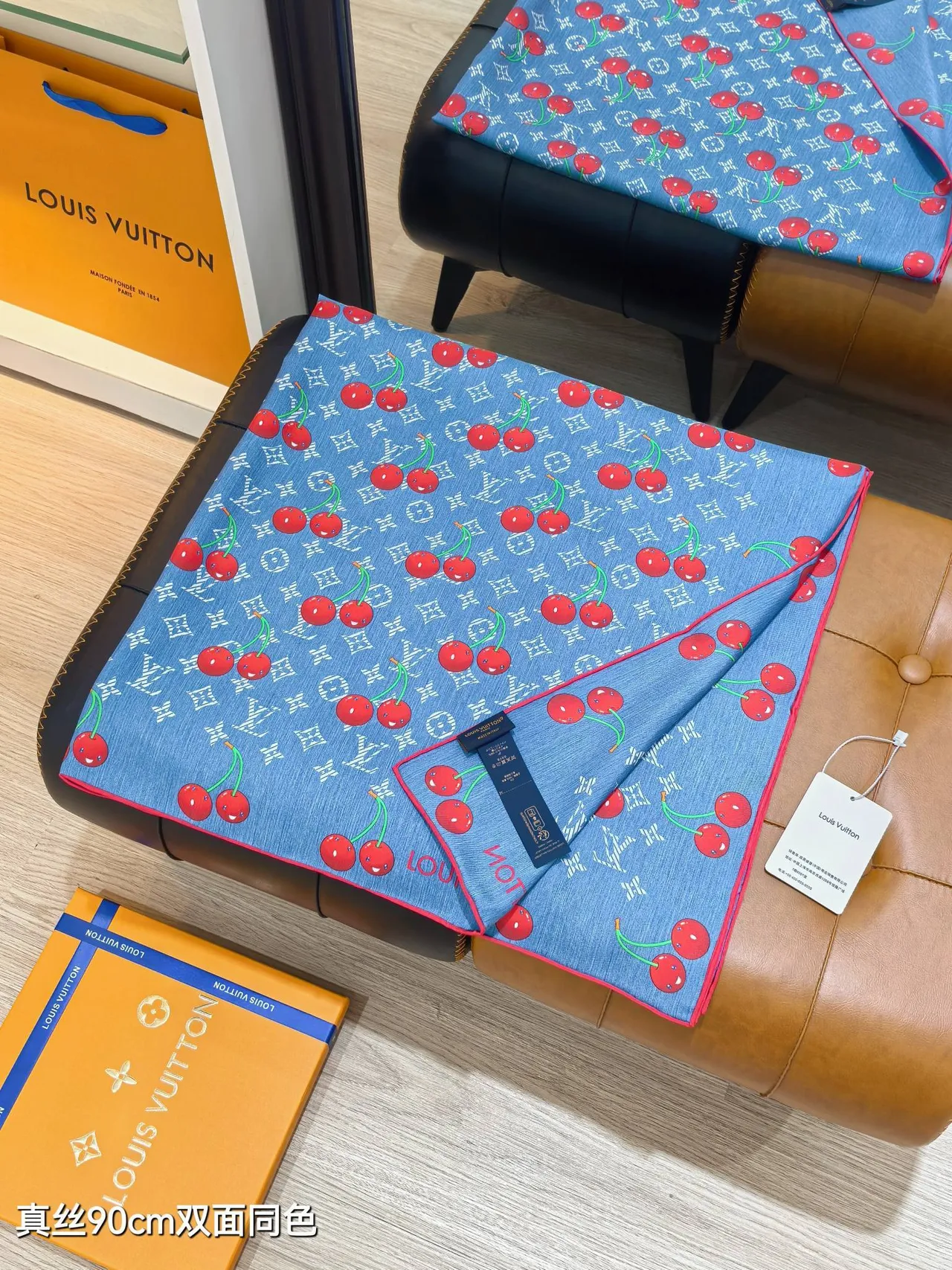 Louis Vuitton LV x TM Denim Cerise 90 Écharpe en soie 6