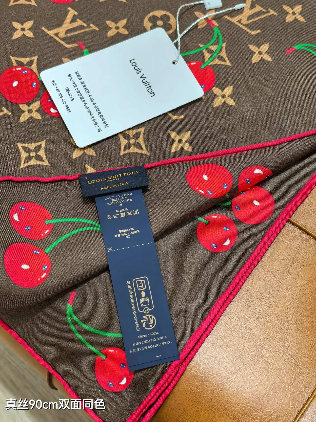 Louis Vuitton LV x TM Monogram Cerise Brown écharpe en soie 3