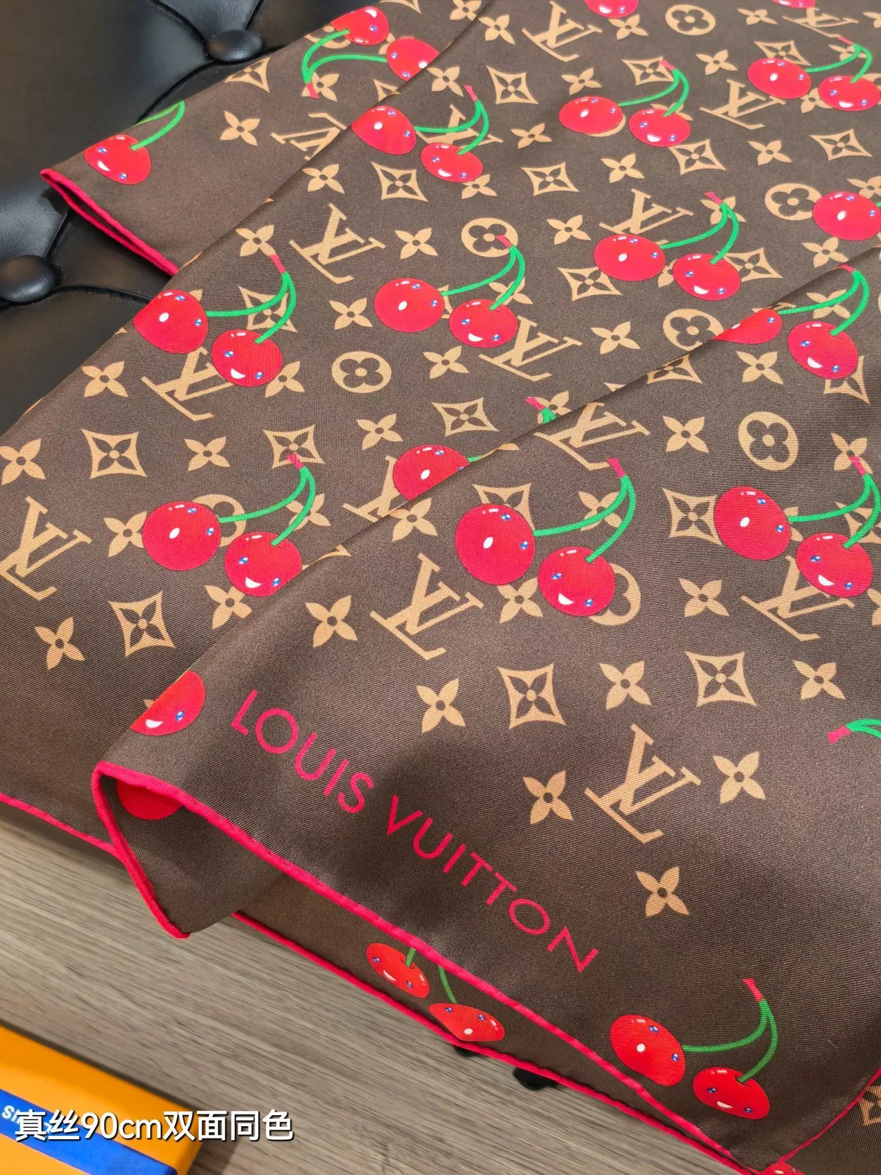Louis Vuitton LV x TM Monogram Cerise Brown écharpe en soie 4