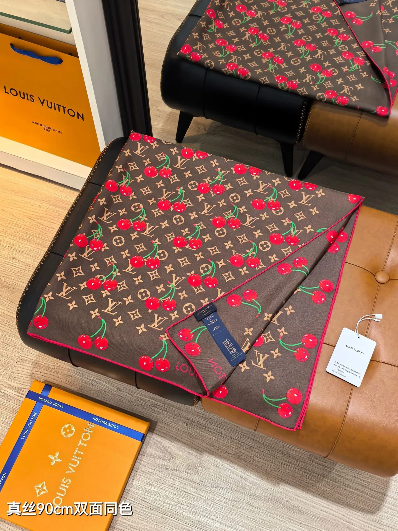 Louis Vuitton LV x TM Monogram Cerise Brown écharpe en soie 6