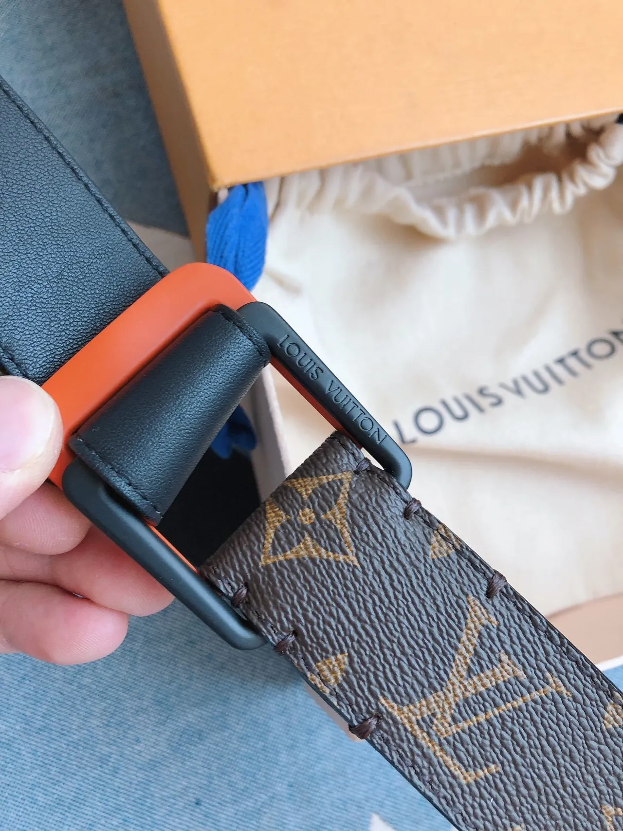 Louis Vuitton Monogram 帆布 双色扣头 皮革腰带 4