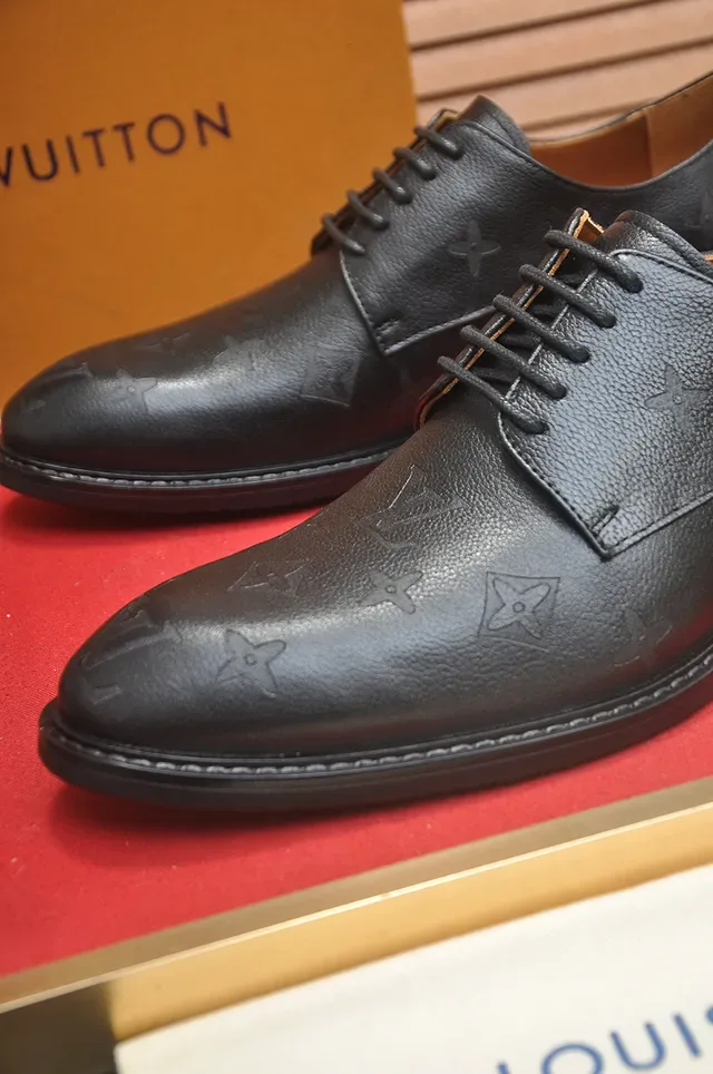 Louis Vuitton Sapatos Oxford com monograma embossado cap-toe preto 2