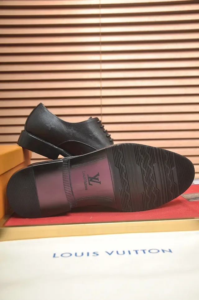 Louis Vuitton Sapatos Oxford com monograma embossado cap-toe preto 3