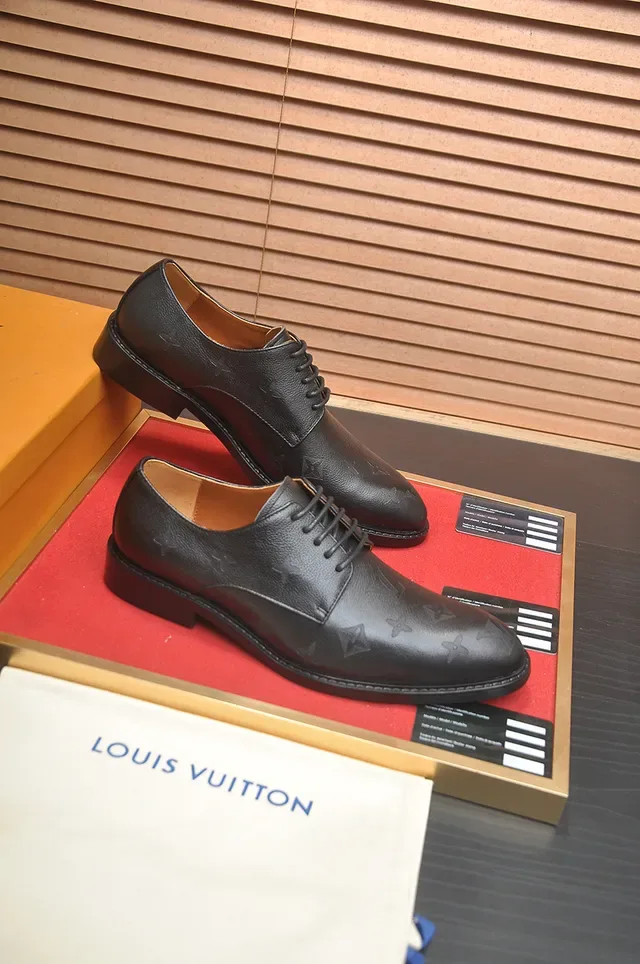 Louis Vuitton Sapatos Oxford com monograma embossado cap-toe preto 4