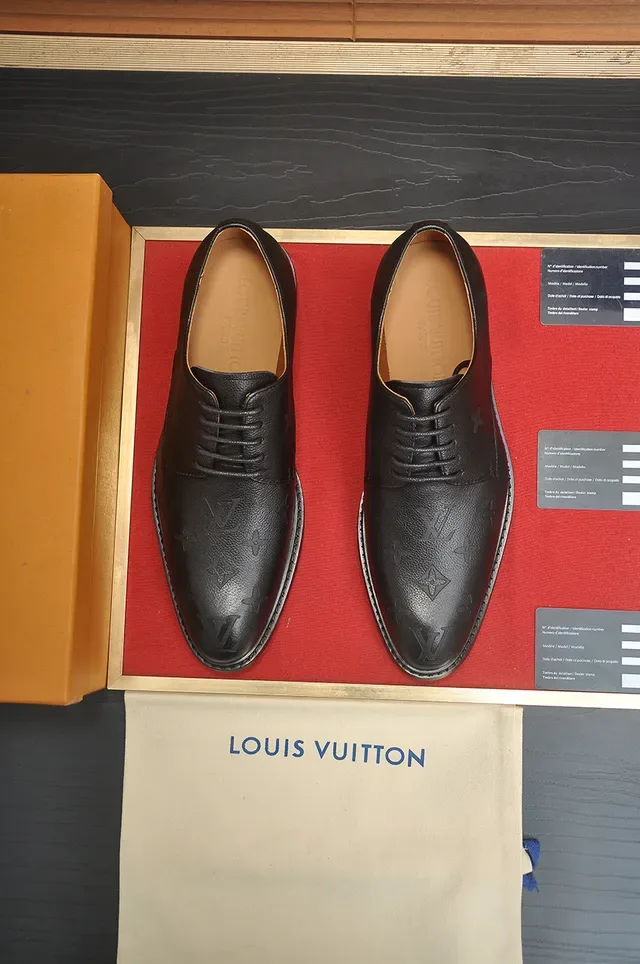 Louis Vuitton Sapatos Oxford com monograma embossado cap-toe preto 5