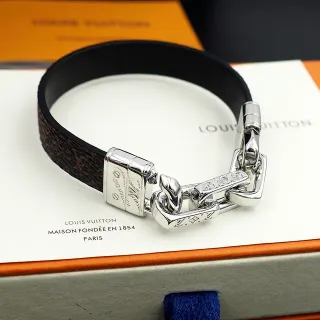 Louis Vuitton pulsera de cuero con monograma y cadena de tono plateado