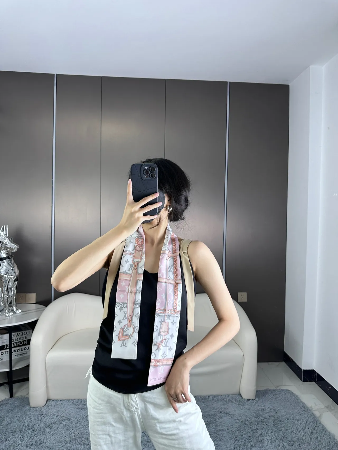 Louis Vuitton Foulard de Soie Rose Clair à l'impression Monogram Lock 3