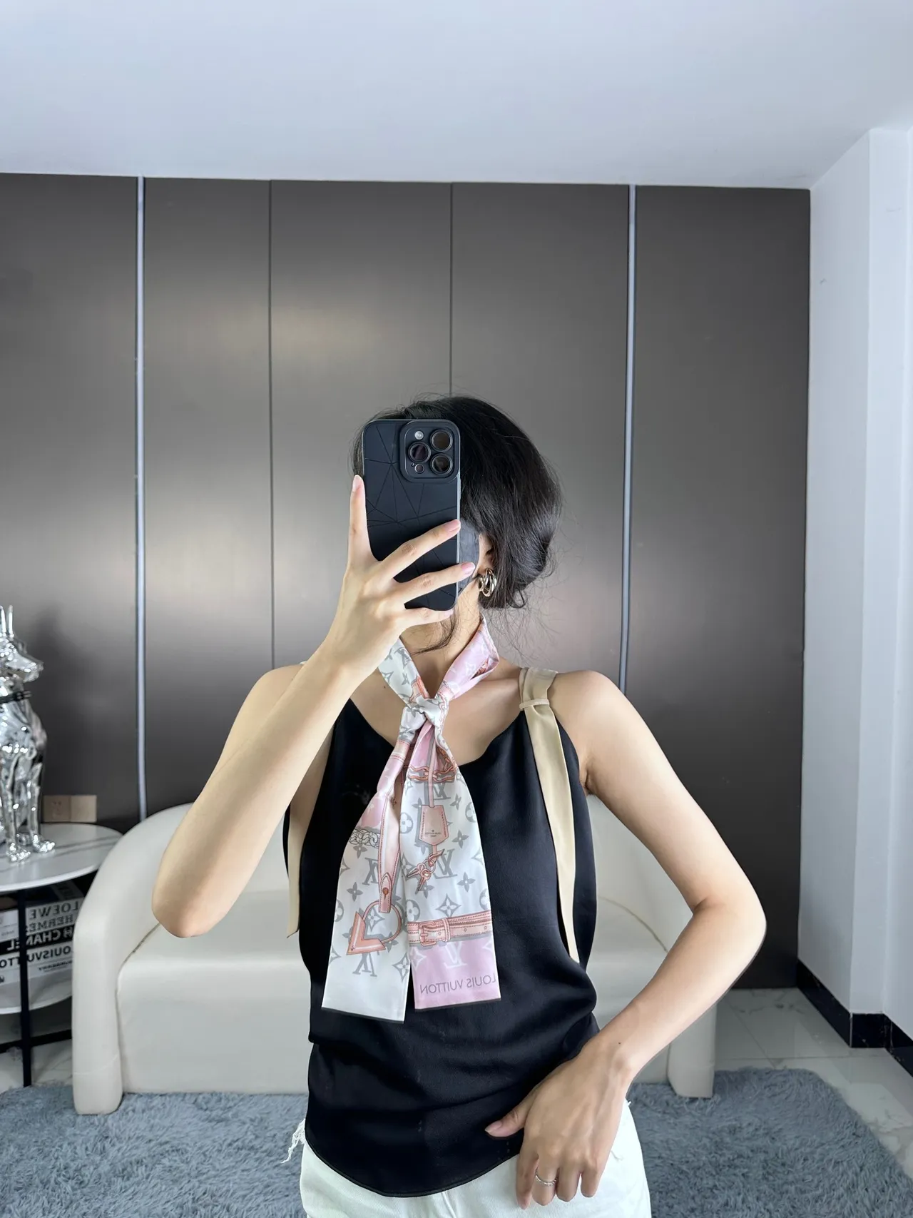 Louis Vuitton Foulard de Soie Rose Clair à l'impression Monogram Lock 4