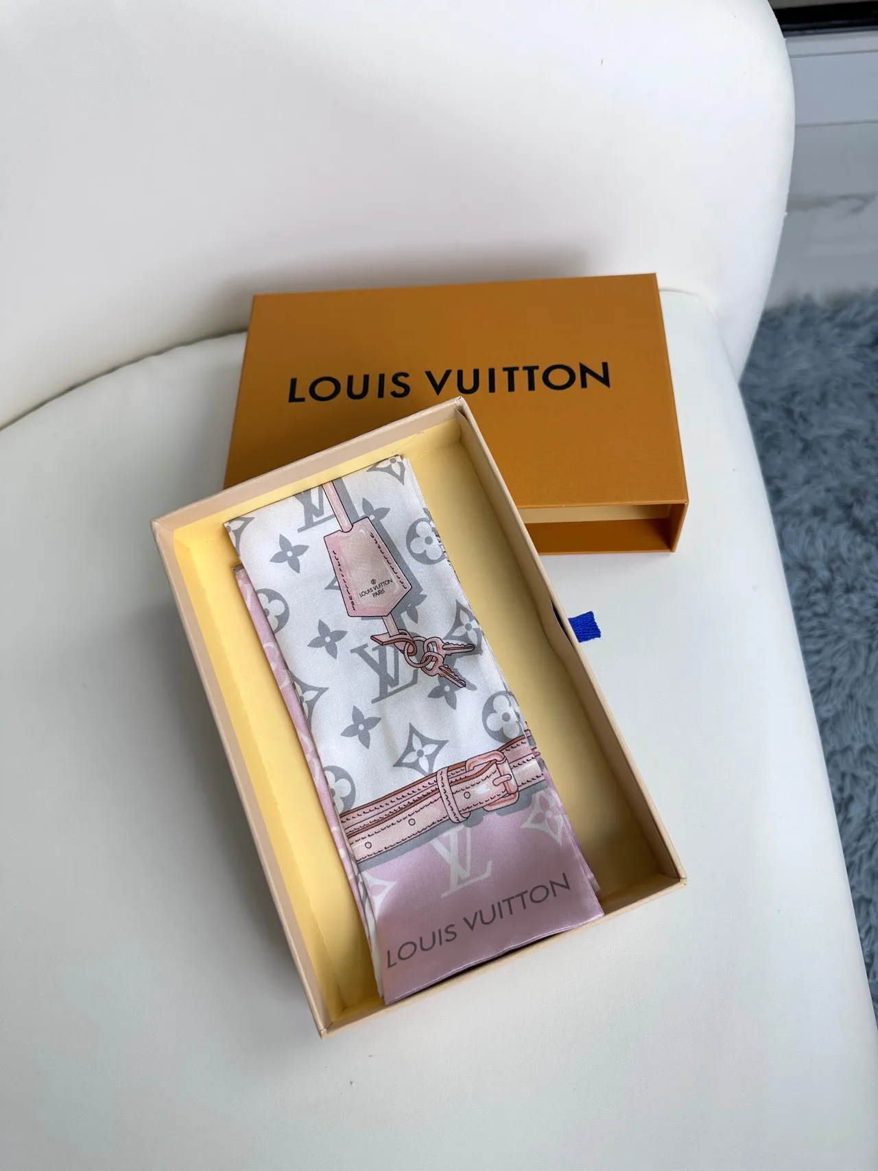 Louis Vuitton Foulard de Soie Rose Clair à l'impression Monogram Lock 7