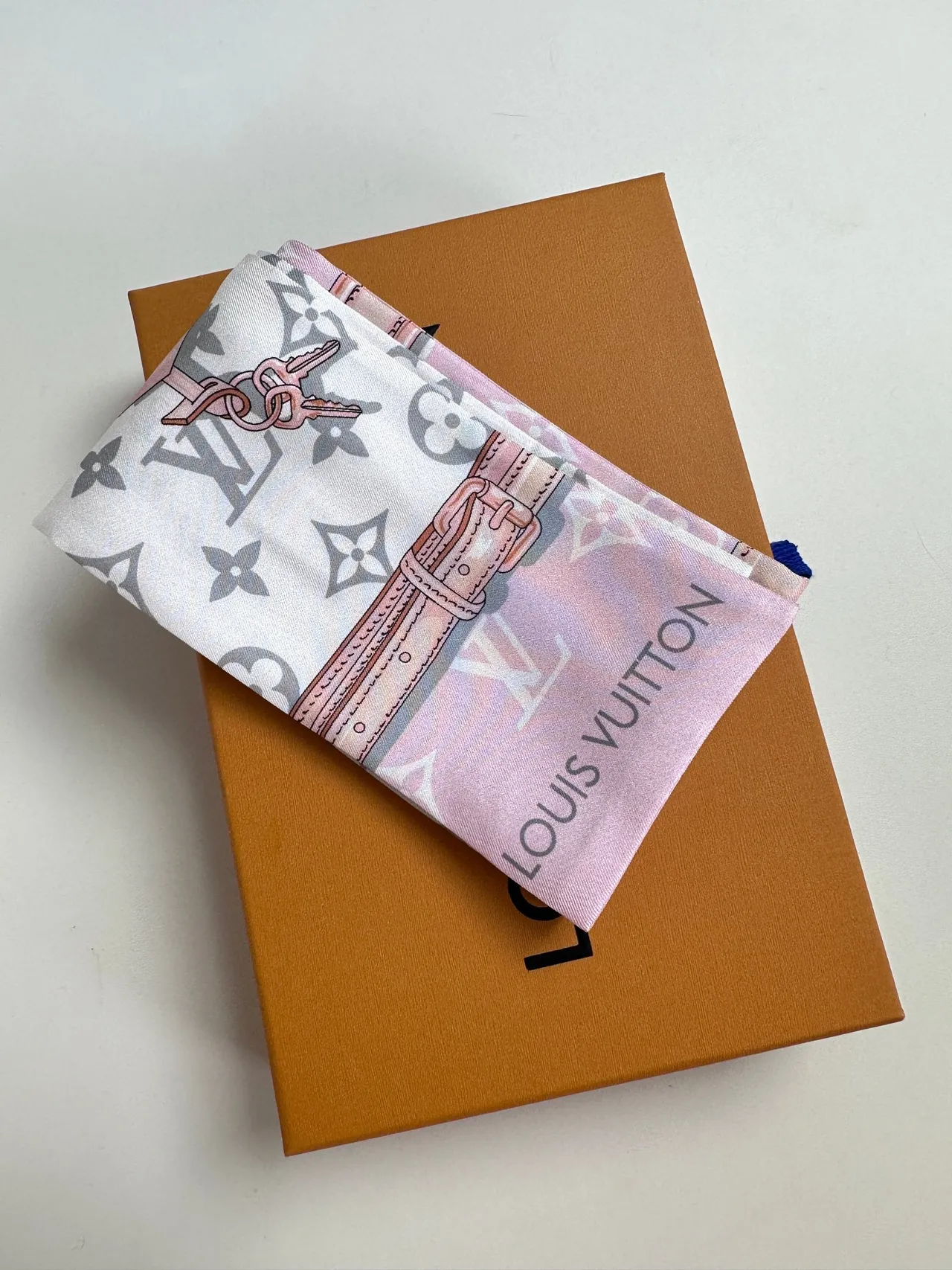 Louis Vuitton Foulard de Soie Rose Clair à l'impression Monogram Lock 8