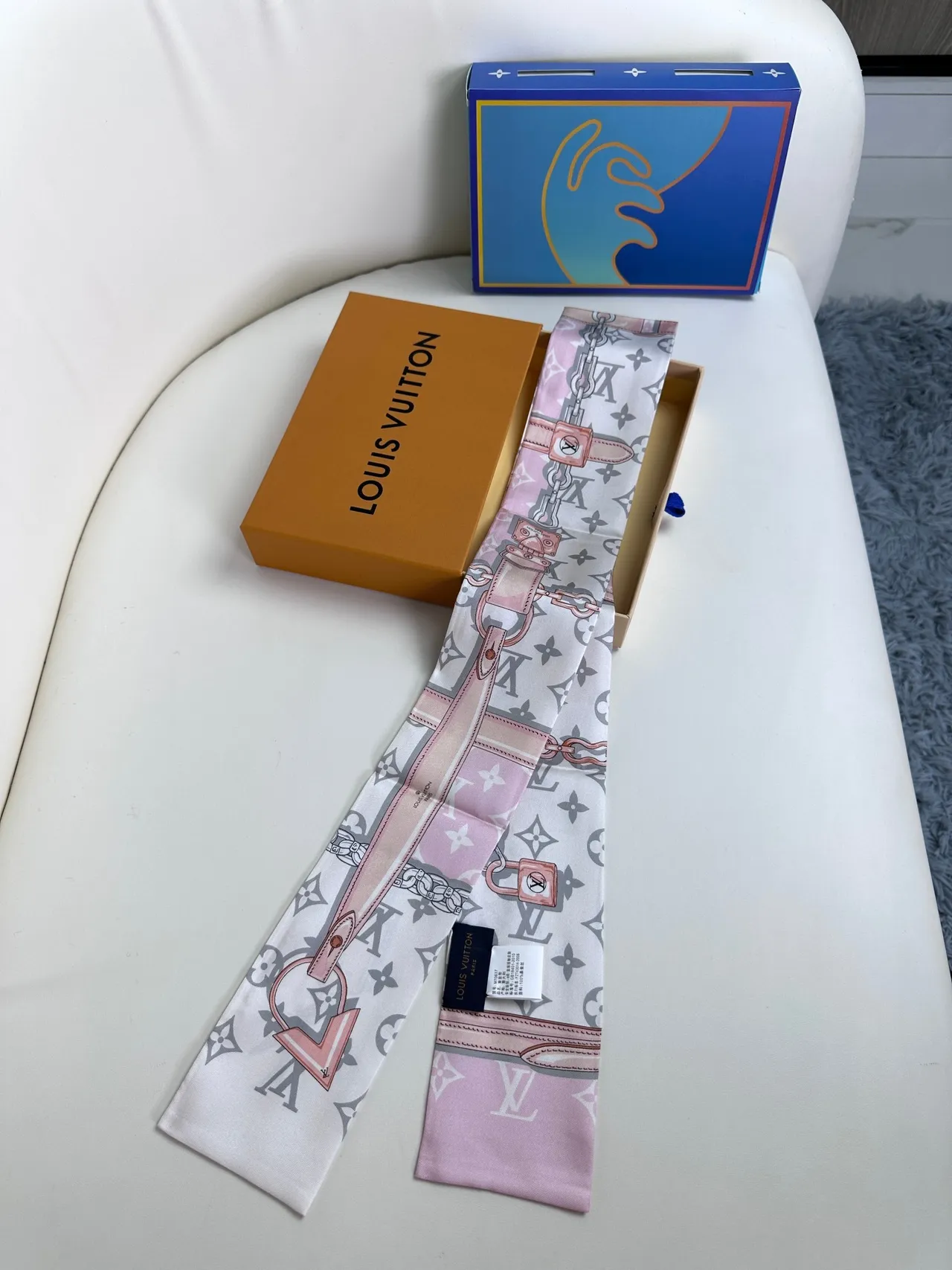 Louis Vuitton Foulard de Soie Rose Clair à l'impression Monogram Lock 9