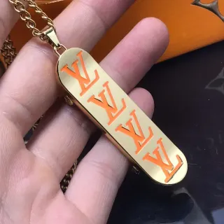 Louis Vuitton Monogram नारंगी एनामेल गोल्ड टोन पेंडेंट नेकलेस