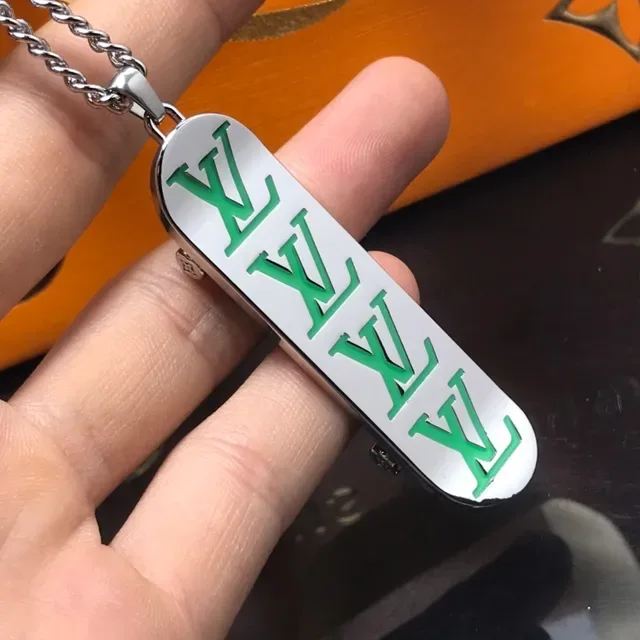 Louis Vuitton Monogram Collier pendentif émail orange ton doré 4