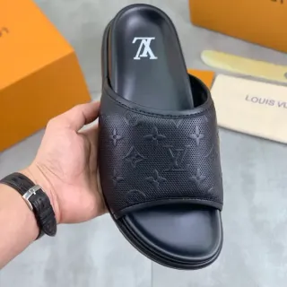 Louis Vuitton Monogram छिद्रित चमड़ा काला स्लिपर
