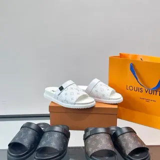 Louis Vuitton Monogram स्लाइड स्लिपर्स