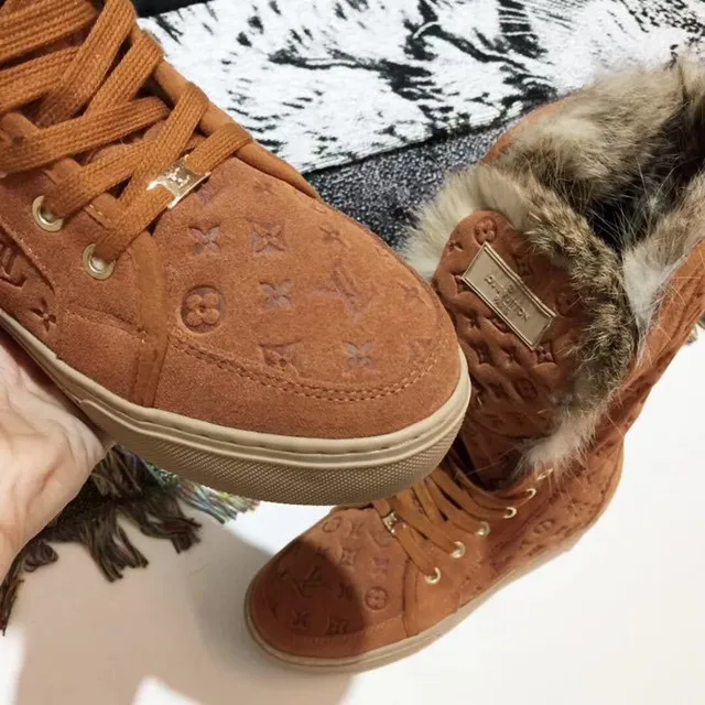 Louis Vuitton Monogram Suede Fur-Trimmed Bottes marron beige Monogrammed Cuff bottes mi-mollet 4